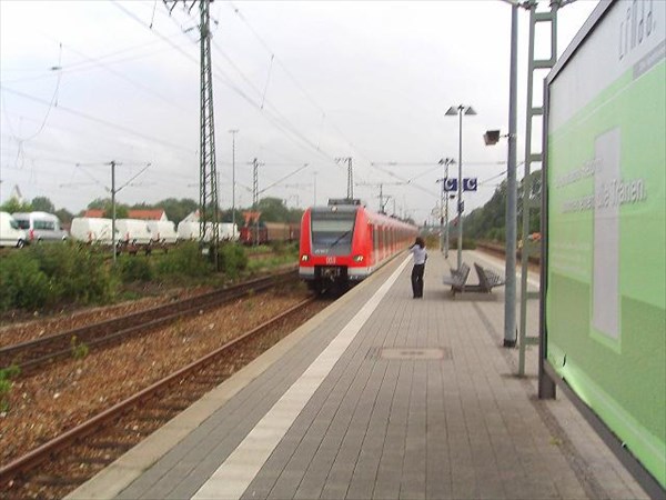 009-Поезд S-Bahn, прибывающий в Трюдеринг